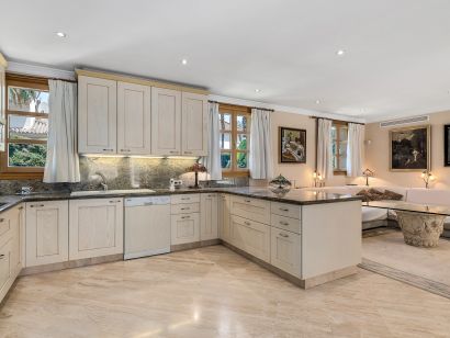 Villa for sale in Nueva Andalucia, Marbella