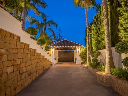 Villa for sale in Bahia de Marbella, Marbella East