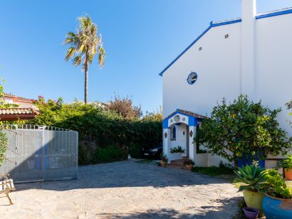 Villa for sale in Rio Real, Marbella East