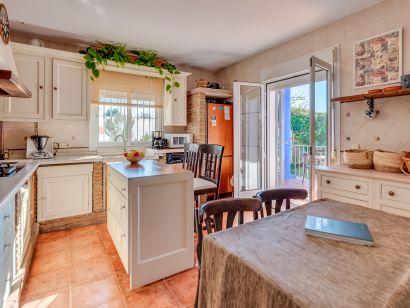Villa for sale in Rio Real, Marbella East