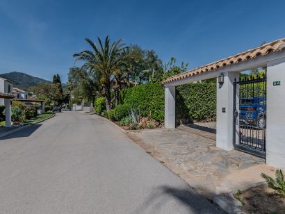 Villa a la venta en Rio Real, Marbella Este