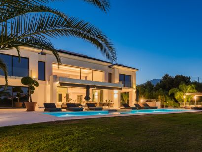 Villa for sale in Puerto del Almendro, Benahavis