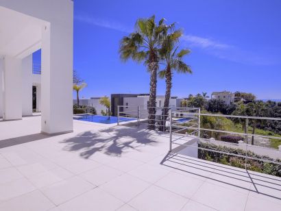 Villa for sale in Puerto del Almendro, Benahavis