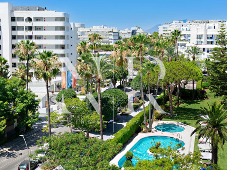 Appartement à vendre dans le centre de Marbella, en deuxiéme ligne de plage.