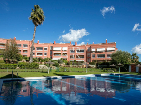 Penthouse with sea views in La Reserva de Los Granados for sale