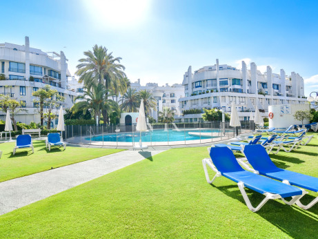 Spacious ground floor apartment with private pool just steps from the beach