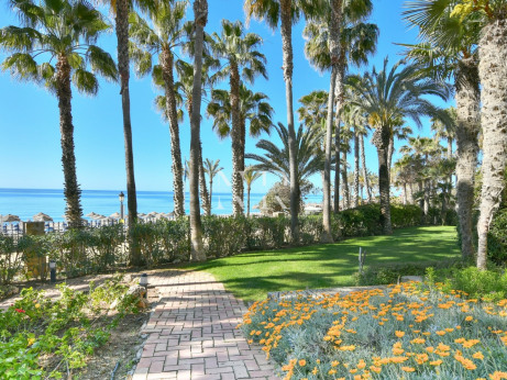 Flat in Las Cañas Beach, front line beach on the Golden Mile for sale