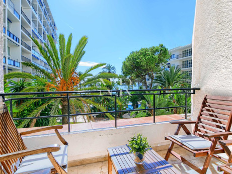 Flat in Skol building with sea views on the beachfront for sale