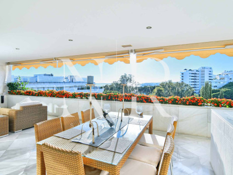 Appartement à Don Gonzalo avec vue sur la mer à vendre dans le centre de Marbella
