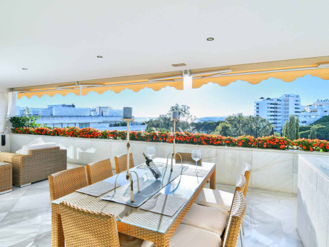 Apartment in Don Gonzalo with sea views for sale in Marbella town centre