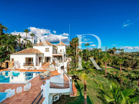 Ensemble de deux villas à Benahavis avec grand terrain à vendre