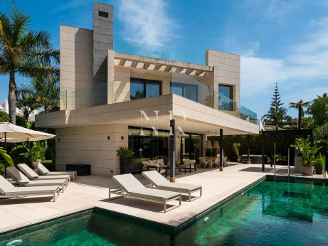 Villa en venta en Parcelas del Golf en comunidad cerrada, Nueva Andalucía