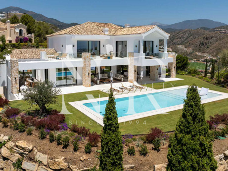 Villa dans l'urbanisation El Herrojo avec vue panoramique sur la mer à vendre