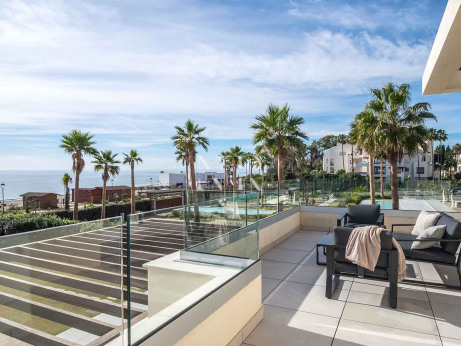 Villa en Estepona Este en comunidad cerrada en primera línea de playa en venta