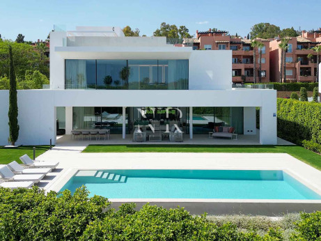 Golden Mile villa very close to the beach for sale