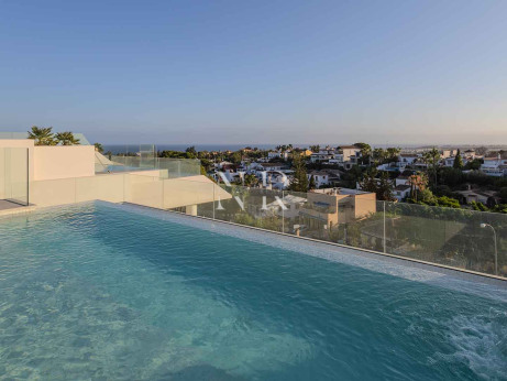 Villa pareada en Nueva Andalucía de nueva construcción con vistas panorámicas al mar en venta