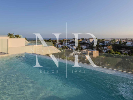 Villa pareada en Nueva Andalucía de nueva construcción con vistas panorámicas al mar en venta