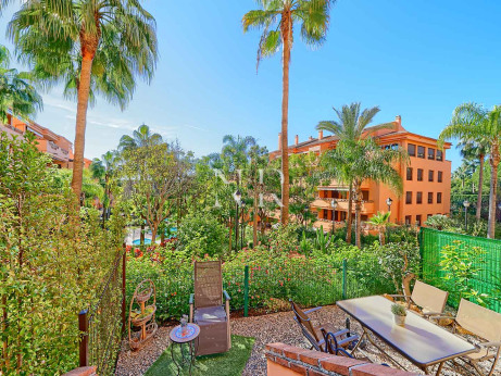 Ground floor apartment in Urbanización Costa Nagueles III with private garden for sale