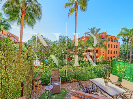 Ground floor apartment in Urbanización Costa Nagueles III with private garden for sale