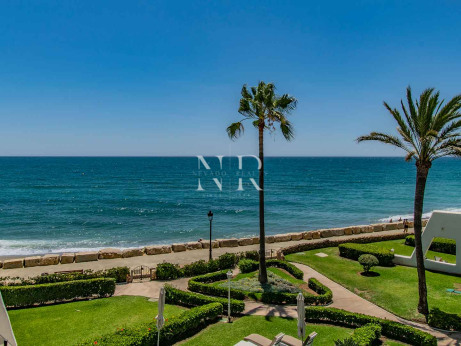 Frontline beach townhouse in Coral Beach Urbanization for sale
