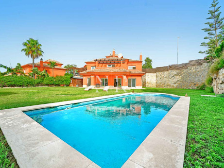 Villa à vendre dans le complexe Santa Clara Golf, en première ligne du golf