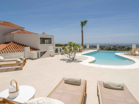 Villa en Las Lomas de Nueva Andalucía con vistas panorámicas al mar en venta