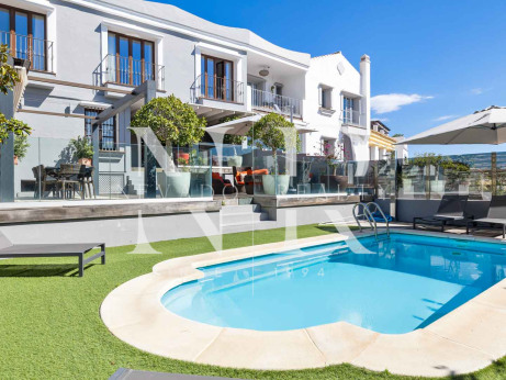 Maison de ville à vendre dans l'urbanisation La Perla de la Heredia avec piscine privée