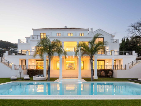 Villa à vendre dans le lotissement El Madroñal avec vue panoramique sur la mer