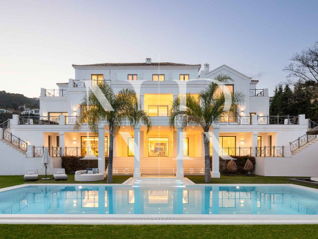 Villa à vendre dans le lotissement El Madroñal avec vue panoramique sur la mer