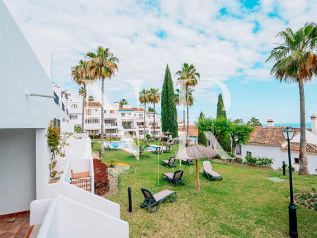 Maison mitoyenne à vendre dans le lotissement El Alto avec vue panoramique sur la mer
