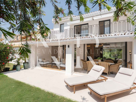 Adosada en Urbanización Los Olivos en primera línea de golf en venta