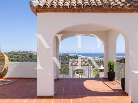 Adosada en Estepona Oeste en primera línea de golf en venta