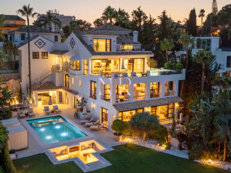 Villa en Nueva Andalucía con vistas al mar en venta
