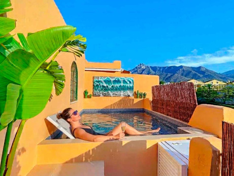 Semi-detached villa for sale in Oasis de Nagüeles with a private pool