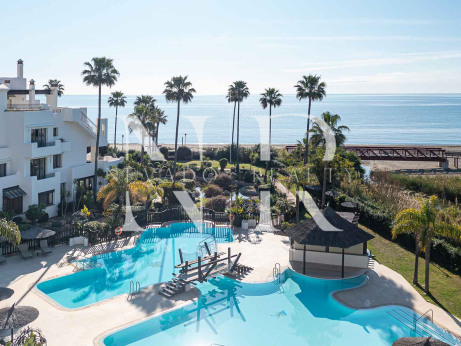Apartamento en Urbanización Bahía del Velerín en primera línea de playa en venta