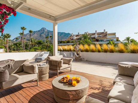 Completely renovated penthouse for sale in the Lomas del Rey development