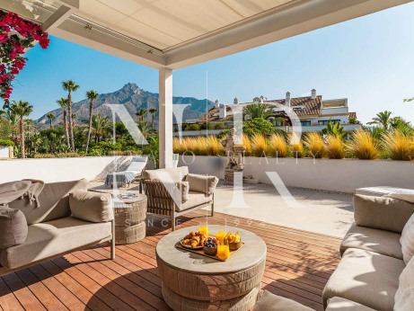 Completely renovated penthouse for sale in the Lomas del Rey development