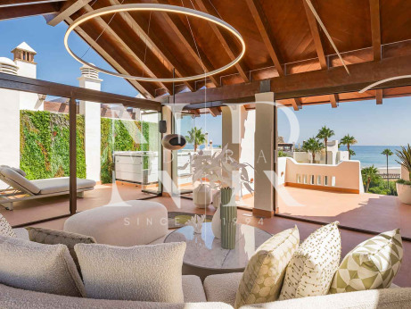 Ático en Urbanización Bahía del Velerín en primera línea de playa en venta