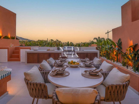 Ático en Urbanización Alminar de Marbella completamente renovado en venta