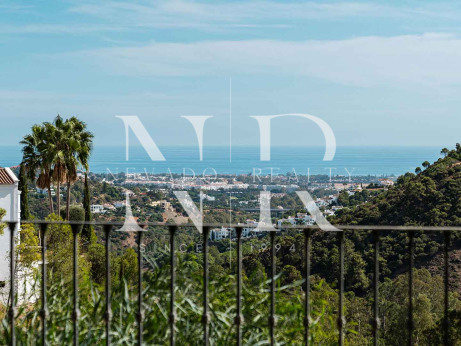 Villa de style andalou classique à vendre dans le domaine privé d'El Madroñal