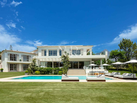 Villa en Aloha Golf en primera línea completamente reformada en venta