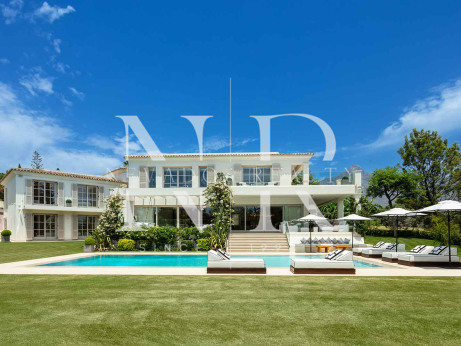 Villa entièrement rénovée à vendre en première ligne à Aloha Golf