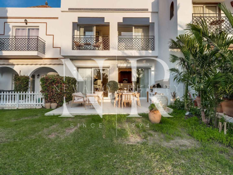 Adosada en Urbanización Los Potros completamente reformada en venta