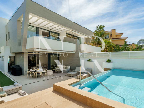 Maison jumelée à vendre dans l'urbanisation Banús Bay, à quelques minutes de la plage