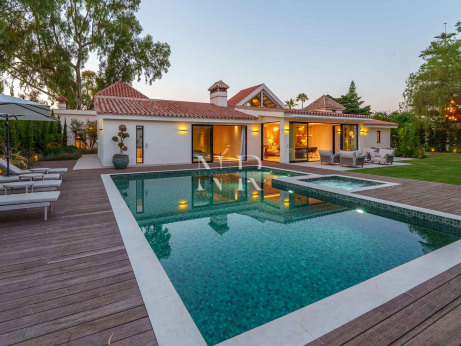Villa en venta en Puerto Banús, Marbella, lado playa