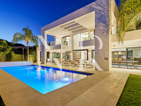 Villa contemporaine avec vue panoramique à Nueva Andalucía à vendre