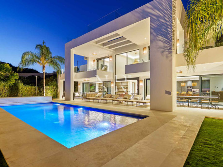 Villa contemporánea con vistas panorámicas en Nueva Andalucía en venta