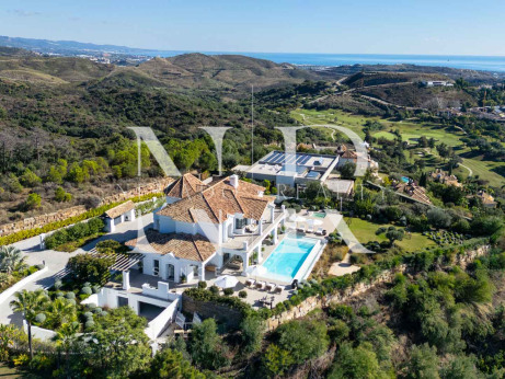 Villa à vendre au Marbella Club Golf Resort avec vue panoramique sur la mer
