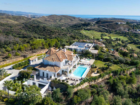 Villa à vendre au Marbella Club Golf Resort avec vue panoramique sur la mer