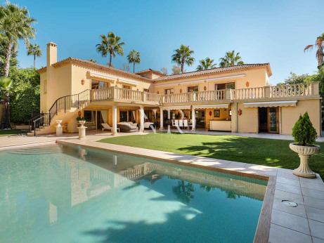 Villa en Nueva Andalucía en venta